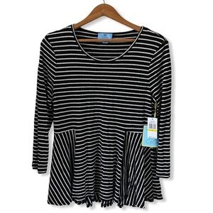 CeCe | Scalloped Knit Swing Top Black & White